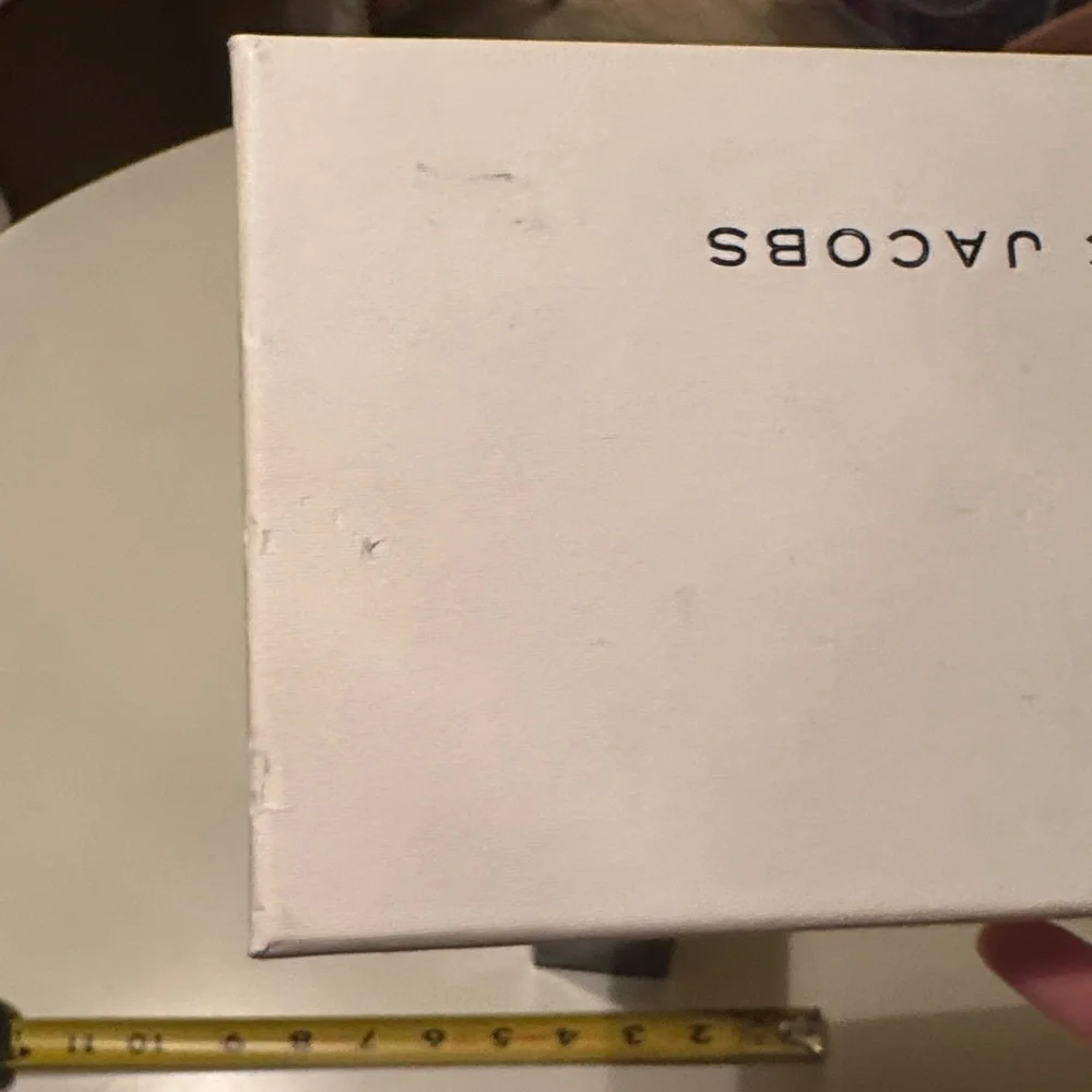 Marc Jacobs White Rectangular Box - Picture 6 of 8